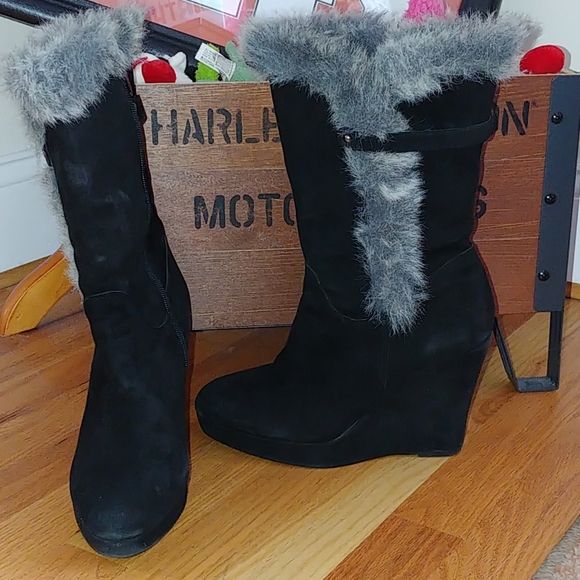 A pair of Coconuts blk boot w/ grey faux fur trim - Picture 4 of 11